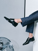 Zapato de cuero negro para mujer, estilo casual oxford, ideal para ocasiones formales, con cordones y ojales.