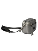 Accesorio urbano y moderno, ideal para un look casual y estiloso.