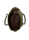 Bolso tote casual verde oliva con bolsillo texturizado y cierre, estilo urbano versátil.