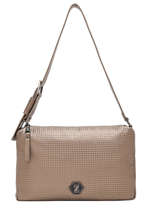 Cartera champán de PU con hebilla metálica y acabado similar al cuero.