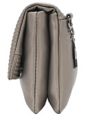 Bolso de cuero sintético gris con detalle hexagonal distintivo en el frente.