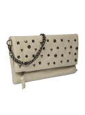 Bolso bandolera beige pálido con detalles metálicos, perfecto para salidas informales.