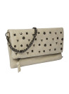 Bolso bandolera beige pálido con detalles metálicos, perfecto para salidas informales.