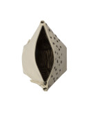 Bandolera de mujer beige pálido con correa de cadena metálica, ideal para street style.