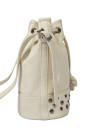 Bolso con cierre de cordón tipo saco, diseño contemporáneo y espacioso.