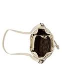 Cartera de mujer color crema con correa de nylon ajustable y hebilla metálica.