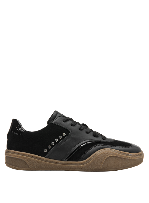 zapatilla de cuero negro con cordones negros y suela robusta café clara, diseño moderno para mujer