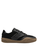zapatilla deportiva negra de cuero con suela café y aplicaciones metálicas, ideal para estilo casual femenino