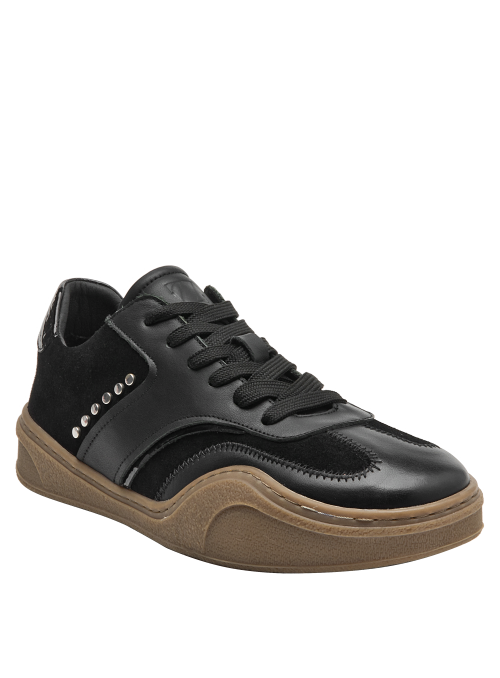 zapatilla de cuero negro con cordones negros y suela robusta café clara, diseño moderno para mujer