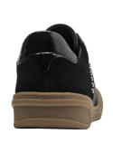 textura gamuzada en la zapatilla negra de cuero con suela café clara, estilo athleisure para mujer