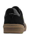 textura gamuzada en la zapatilla negra de cuero con suela café clara, estilo athleisure para mujer
