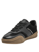 zapatilla negra de cuero con detalles gamuzados y tachas metálicas, estilo deportivo urbano para mujer