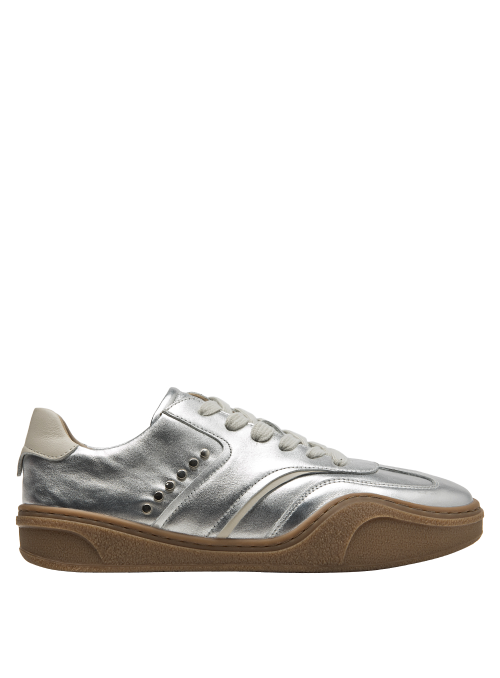Zapatilla deportiva para mujer en cuero plateado, perfecta para combinar con prendas neutras.