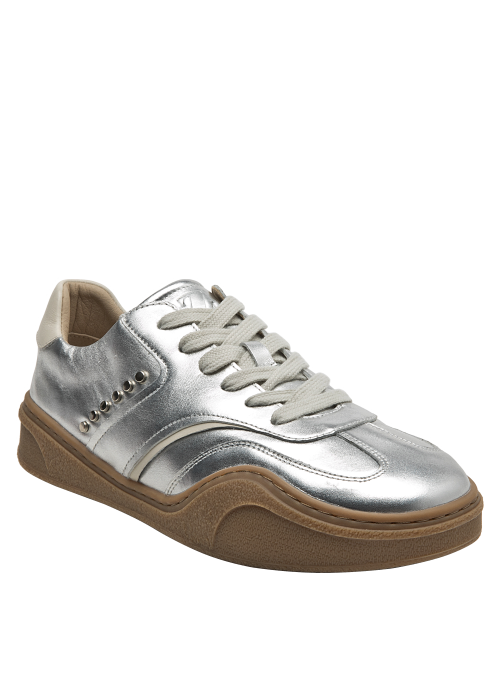 Zapatilla deportiva para mujer en cuero plateado, perfecta para combinar con prendas neutras.