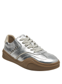 Zapatilla deportiva para mujer en cuero plateado, perfecta para combinar con prendas neutras.