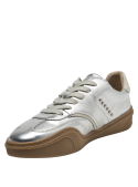 Zapatilla plateada de cuero con cordones claros y suela café claro, estilo athleisure.