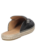 Alpargata femenina de cuero negro, estilo natural chic con suela de esparto clásica.