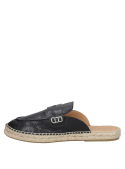 Calzado casual de cuero negro con detalle decorativo en el empeine y suela de esparto.