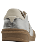 Zapatilla deportiva de cuero plateado para mujer con acabado metálico y detalles de tachuelas.