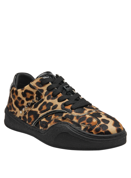 zapatilla de mujer en cuero con tachuelas plateadas, combina bien con jeans y chaquetas