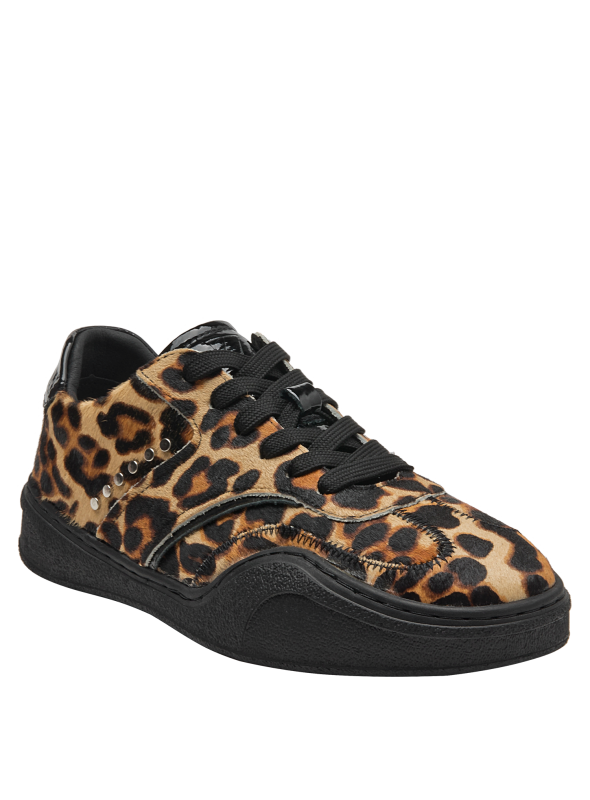 zapatilla de mujer en cuero con tachuelas plateadas, combina bien con jeans y chaquetas