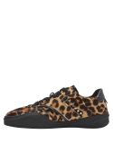 zapatilla deportiva animal print con tonos marrones y negros, ideal para salidas informales