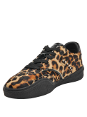 zapatilla de cuero con estampado leopardo y detalles chic, perfecta para un estilo casual y moderno