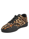 zapatilla de cuero con estampado leopardo y detalles chic, perfecta para un estilo casual y moderno