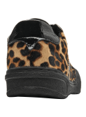 zapatilla de mujer en cuero animal print con tachuelas, diseño moderno y audaz, ideal para looks urbanos