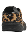 zapatilla de mujer en cuero animal print con tachuelas, diseño moderno y audaz, ideal para looks urbanos