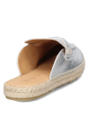 Alpargata de mujer en cuero plateado, textura suave y acabado metálico, perfecta para estilo boho elegante.