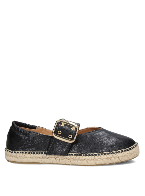 Alpargata boho-chic de cuero negro, hebilla dorada, suela de yute, perfecta para eventos informales.