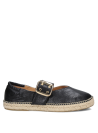 Cuero negro con hebilla dorada en alpargata femenina, suela de yute, estilo casual sofisticado.