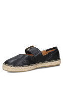 Alpargata de cuero negro para mujer con hebilla dorada y suela de yute, estilo casual boho-chic.