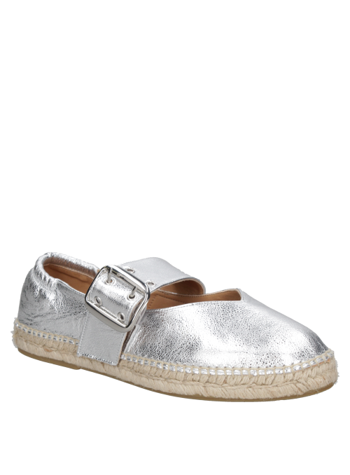 Zapato casual de cuero plateado con brillo sutil y hebilla grande, ideal para un look relajado.