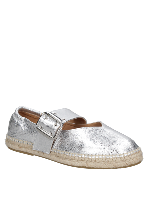 Zapato casual de cuero plateado con brillo sutil y hebilla grande, ideal para un look relajado.