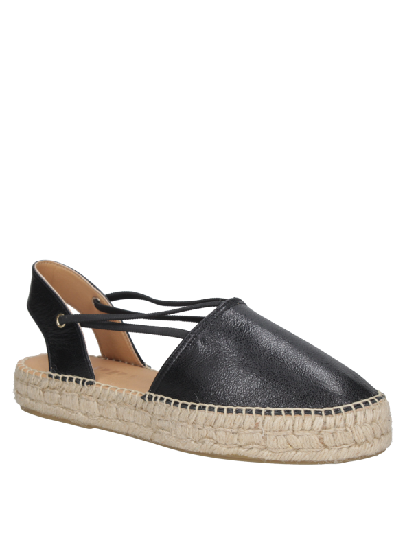 Alpargata negra de cuero para mujer, versátil y cómoda, ideal para paseos urbanos y reuniones casuales.