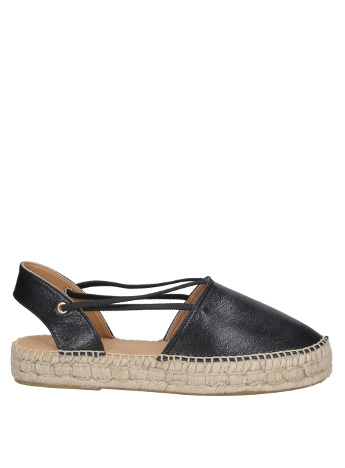 Alpargata negra de cuero para mujer, versátil y cómoda, ideal para paseos urbanos y reuniones casuales.