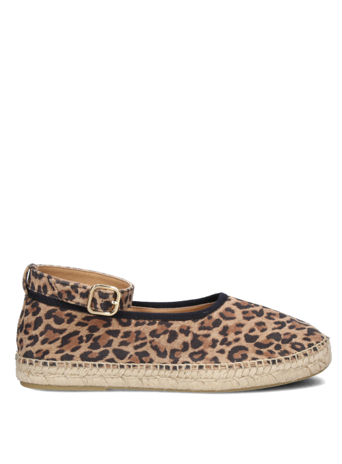 Zapato casual de cuero para mujer, diseño leopardo con suela de yute y detalle de hebilla dorada.