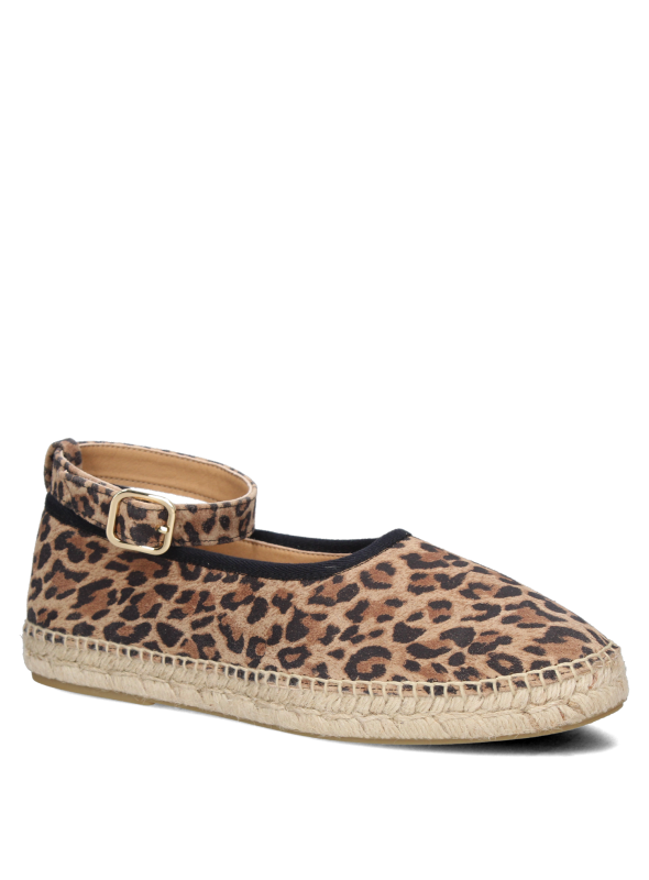 Zapato casual de cuero para mujer, diseño leopardo con suela de yute y detalle de hebilla dorada.
