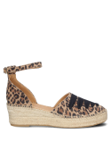 Estilo casual con alpargata de cuero animal print, mezcla de tonos marrones y negros en cuña veraniega.