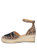 Calzado casual femenino con estampado leopardo, cuero suave y detalles negros para un look atrevido.