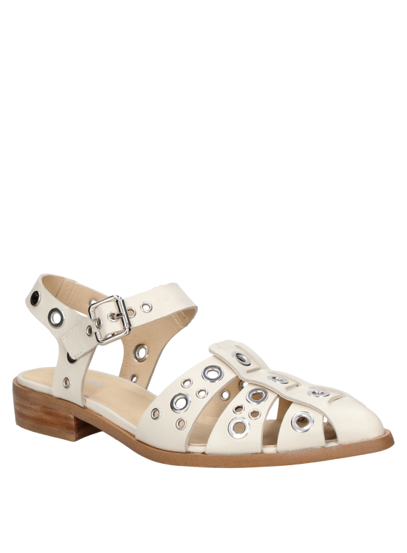 elegante zapato casual beige de cuero con tiras y elementos metálicos