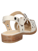 zapato de mujer en cuero beige con textura lisa y detalles boho chic