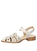 calzado casual de cuero beige con hebilla ajustable y diseño moderno