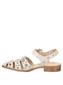 zapato beige de cuero para mujer con tiras y ojales metálicos decorativos