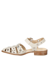 zapato beige de cuero para mujer con tiras y ojales metálicos decorativos