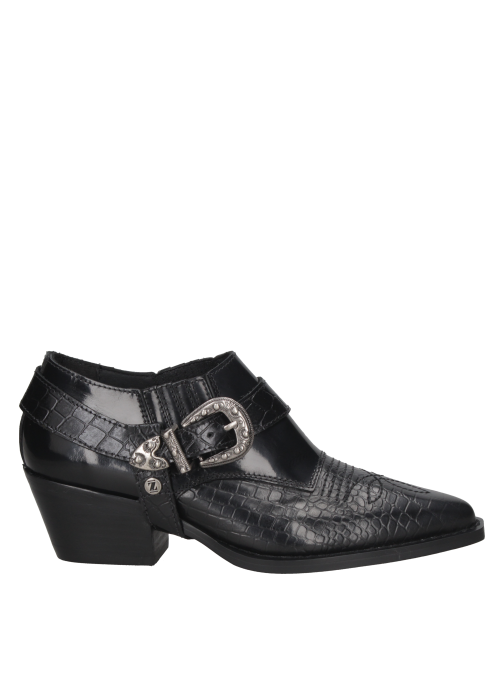 Zapato de cuero negro con textura exótica y hebilla plateada, estilo cowboy moderno para mujer.