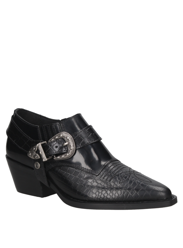 Zapato de cuero negro con textura exótica y hebilla plateada, estilo cowboy moderno para mujer.