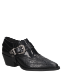 Zapato de cuero negro con textura exótica y hebilla plateada, estilo cowboy moderno para mujer.